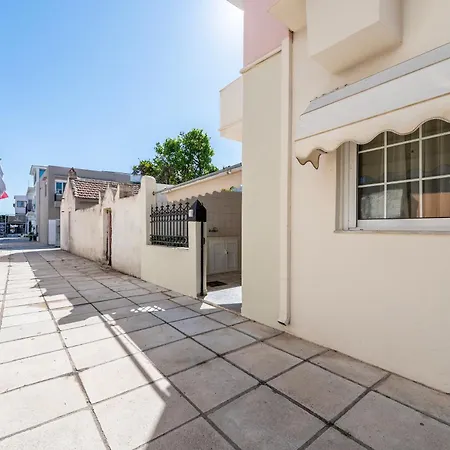 The Dockside - Steps Away From The Apartment